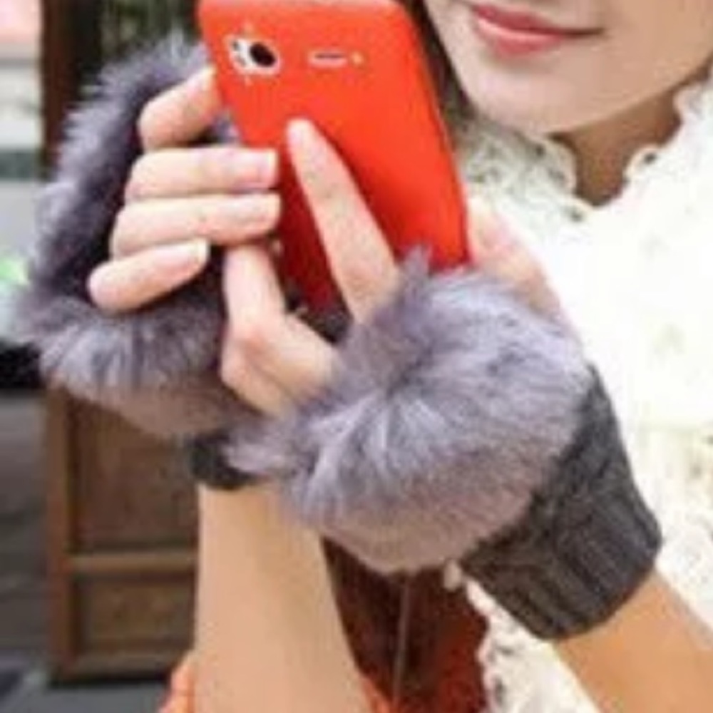NWT Black Faux Fur Fingerless Gloves - Picture 4 of 4